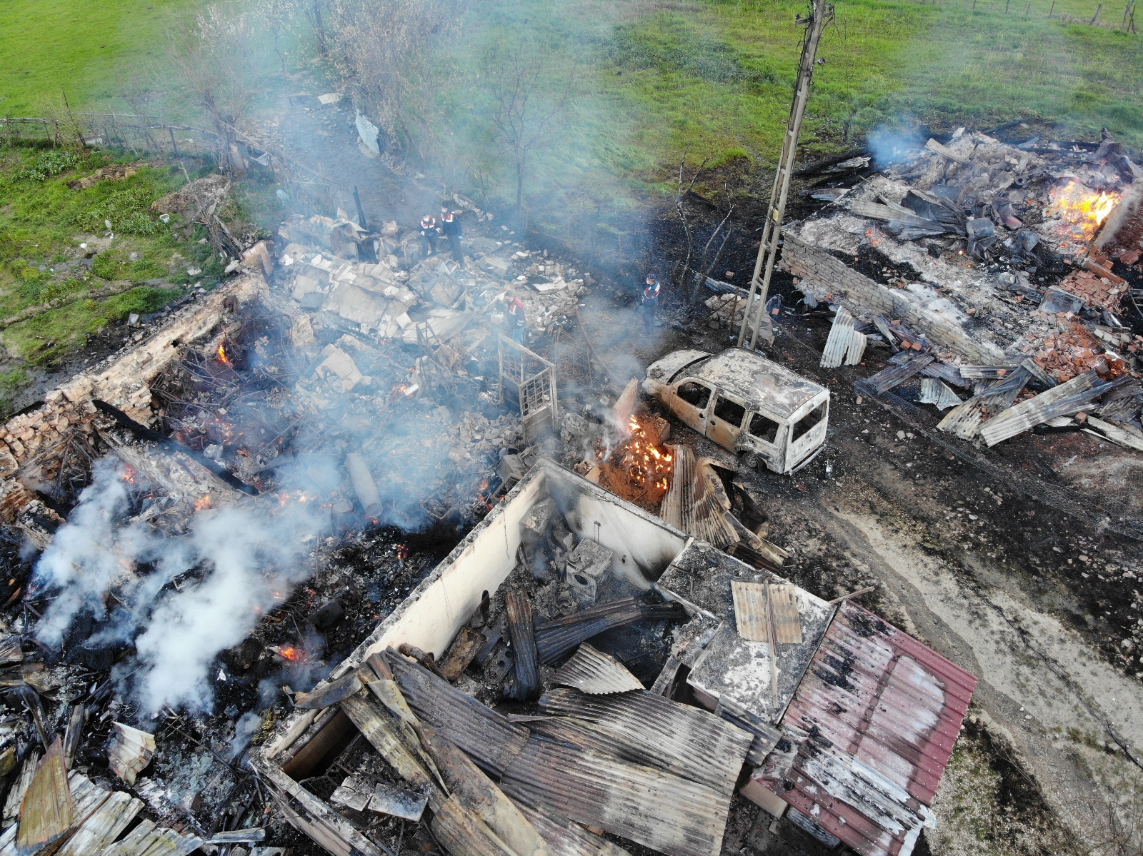 2 kişinin öldüğü, 3 evin yandığı yangının boyutu gün ağarınca ortaya çıktı