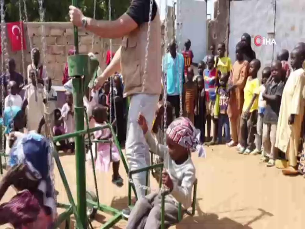 Afrikalı Kimsesiz Çocukların İlk Dönme Dolap Sevinci Kamerada