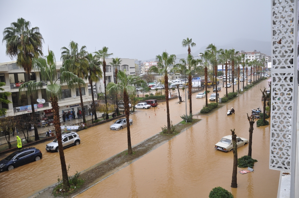 Antalya’da sağanak yağmur hayatı felç etti
