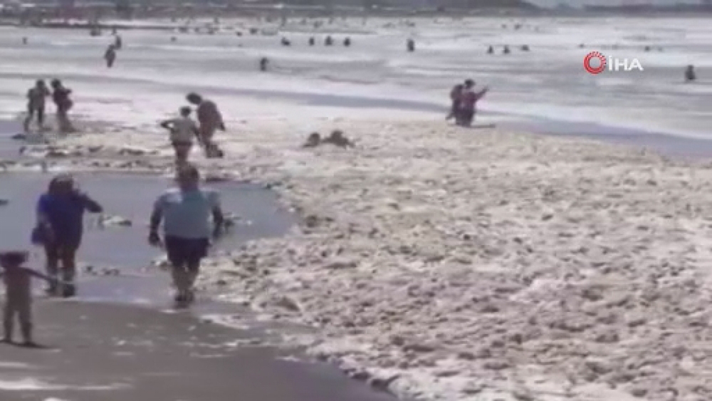 Arjantin’in gözde plajını kaplayan deniz köpüğü tatilcilerin ilgi odağı