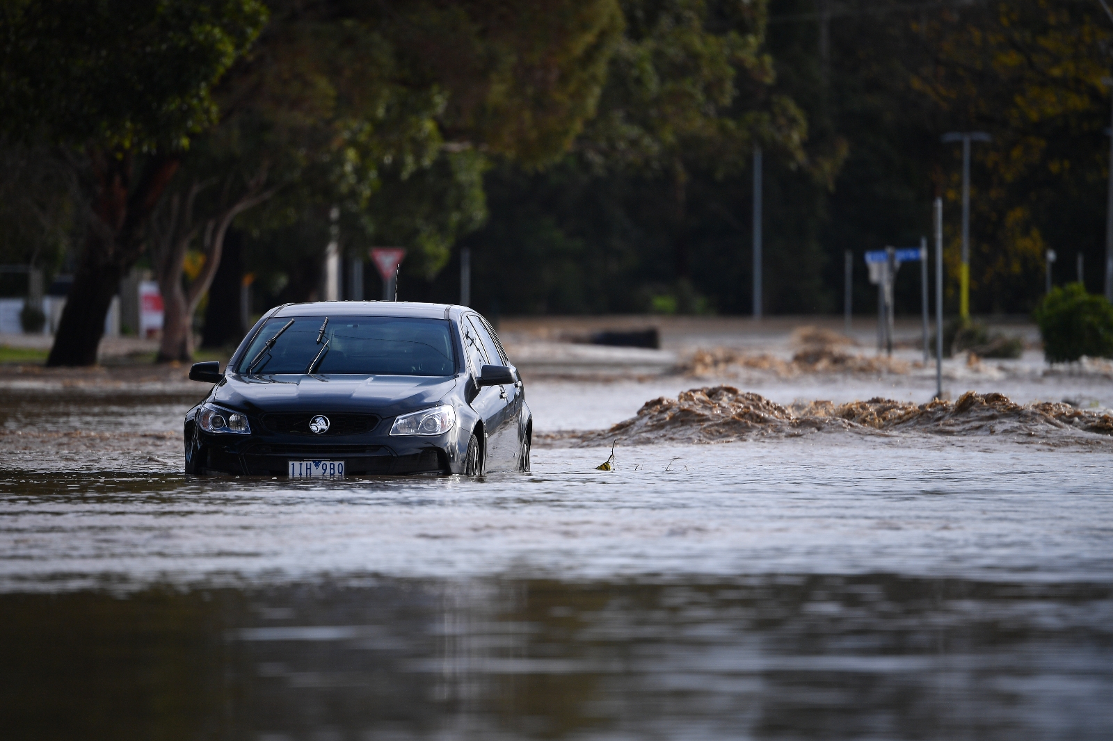 Avustralya’yı şiddetli rüzgar ve sel vurdu