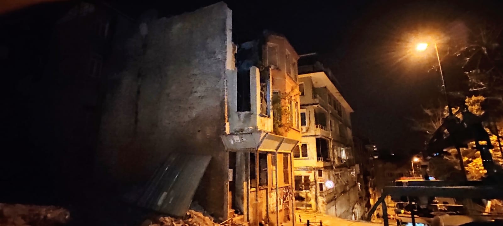 Beşiktaş’ta kullanılmayan iki katlı binada çökme meydana geldi
