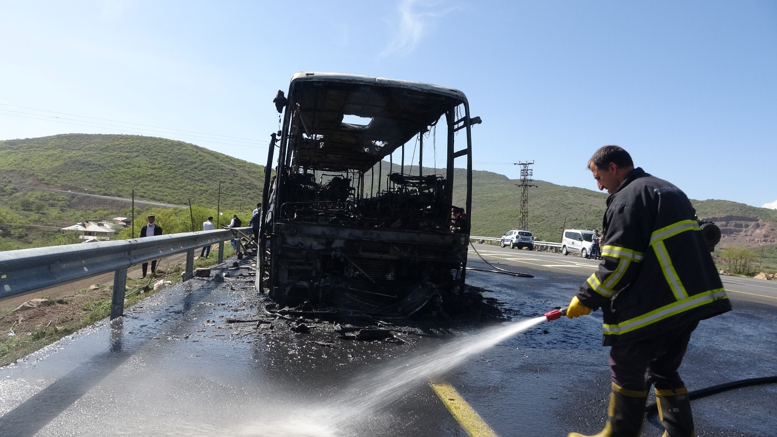 Bingöl’de 46 yolcusu bulunan otobüs alev alev yandı
