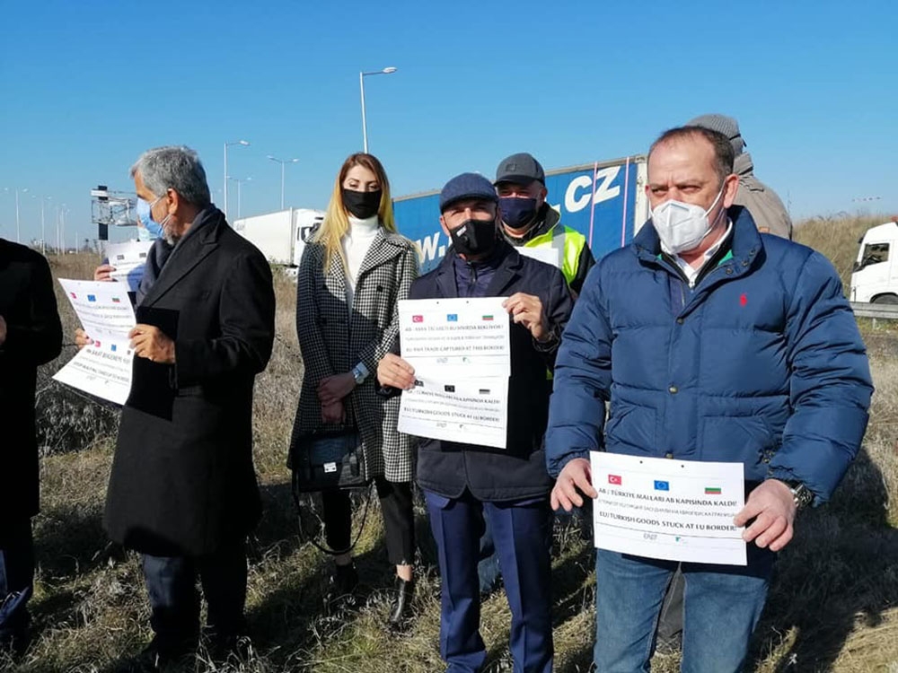Bulgaristan’da nakliyecilerden uzun süren işlemlere karşı protesto