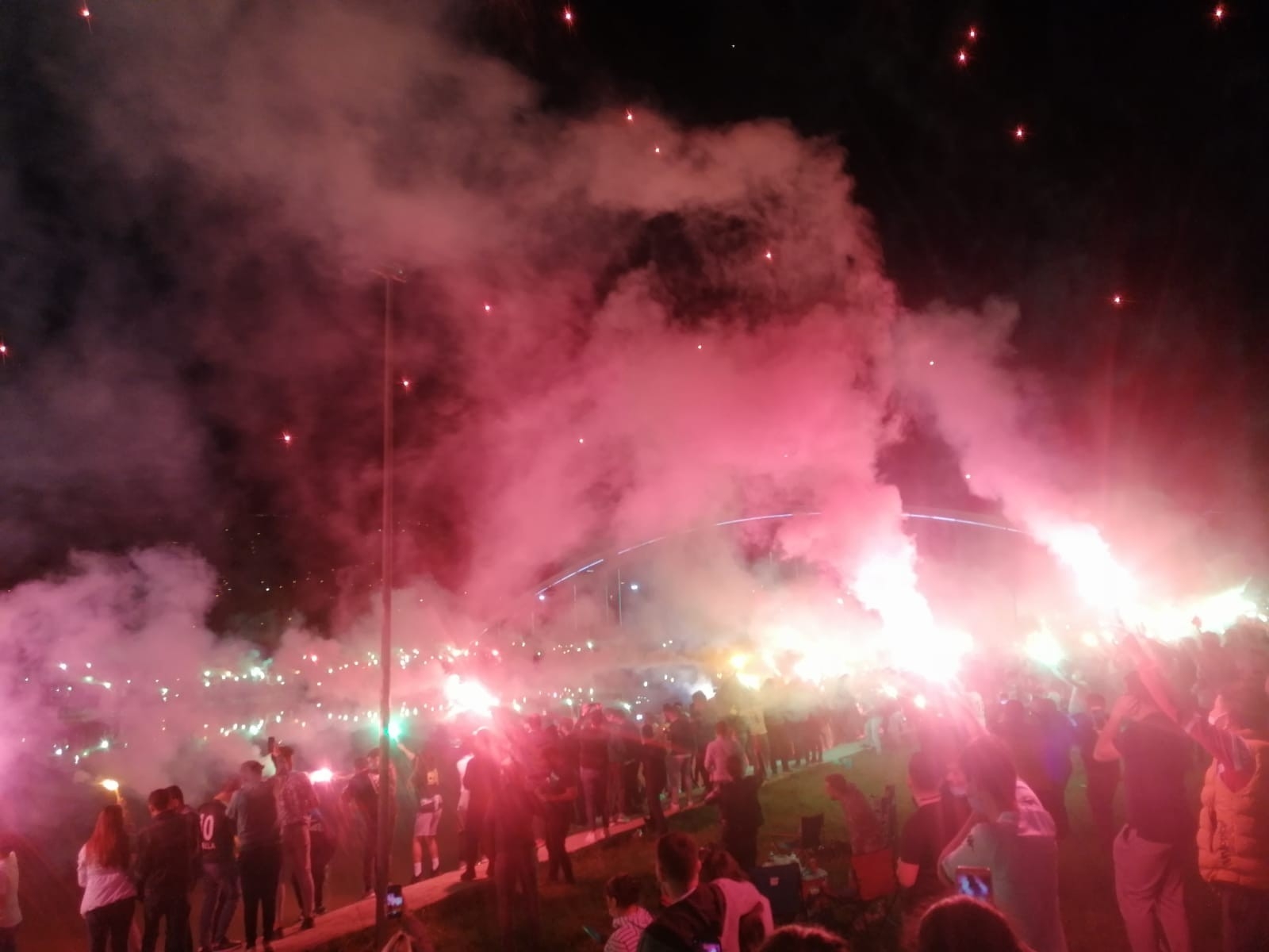 Bursaspor taraftarı, kulübün kuruluş yıl dönümünü meşalelerle kutladı