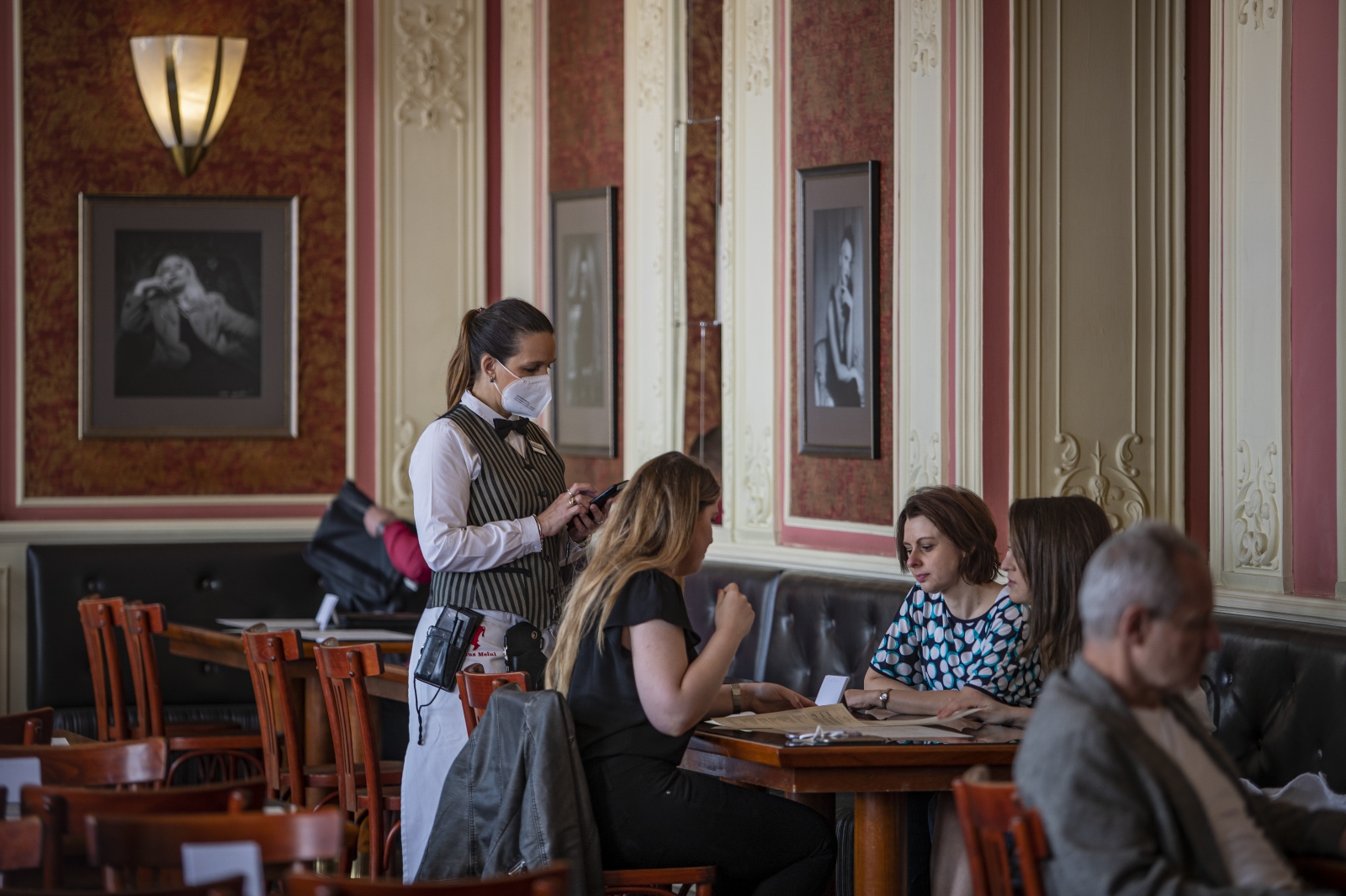 Çekya’da kafe ve restoranlar yeniden açıldı