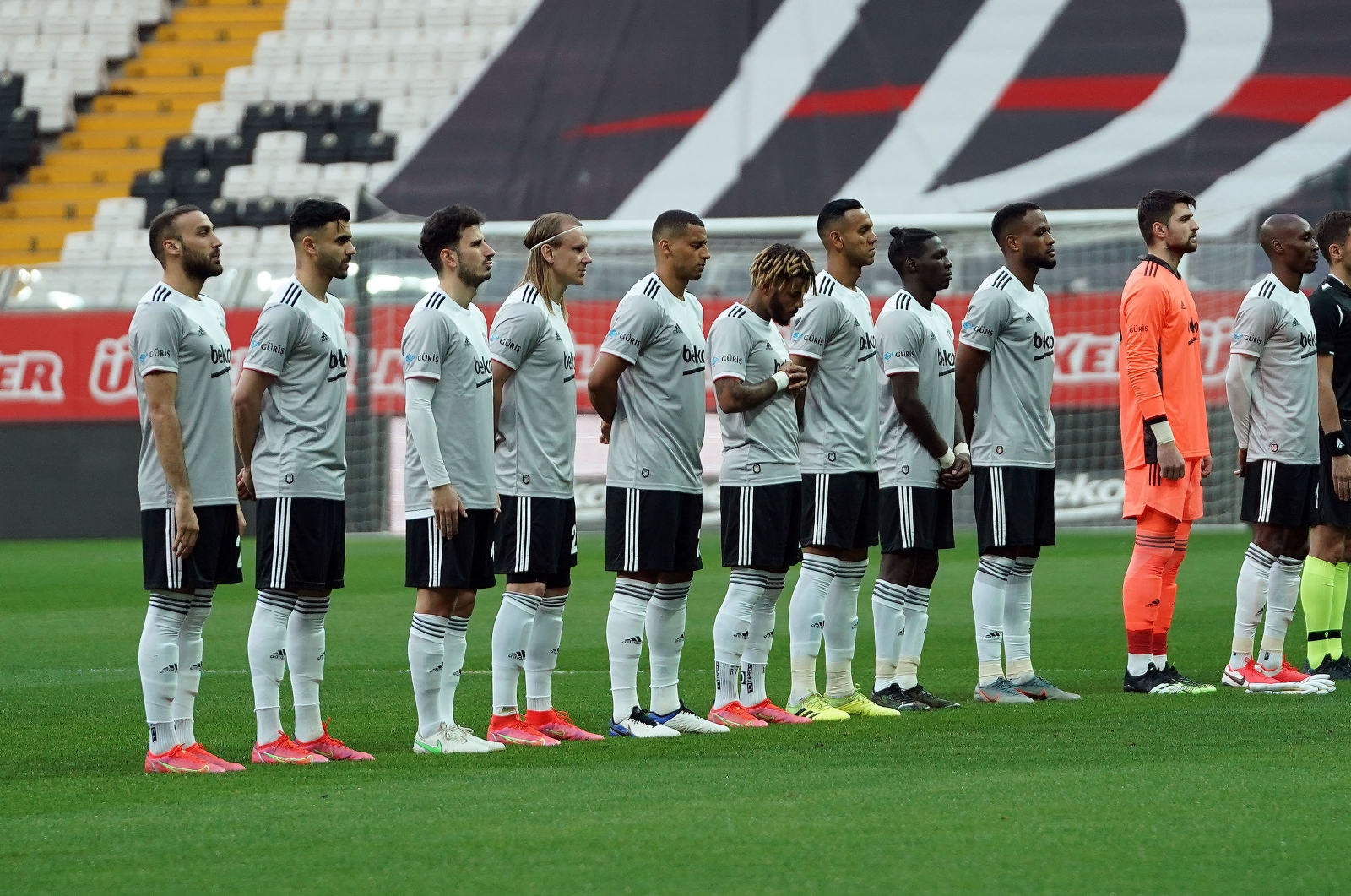 Cenk Tosun, 1197 gün sonra Vodafone Park’ta