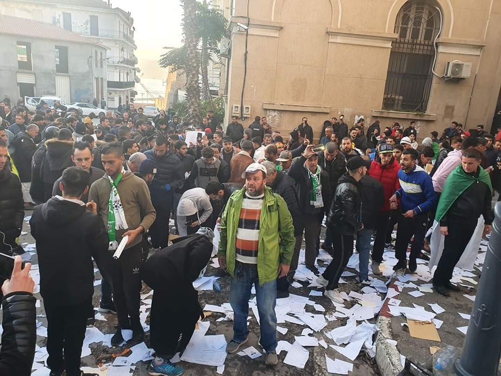 Cezayirde Seçmenler Pusulaları Yırttı