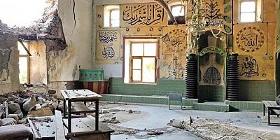 Depremde hasar gören camiye 4 yıldır çivi çakılmadı, bir bölümü depo yapıldı