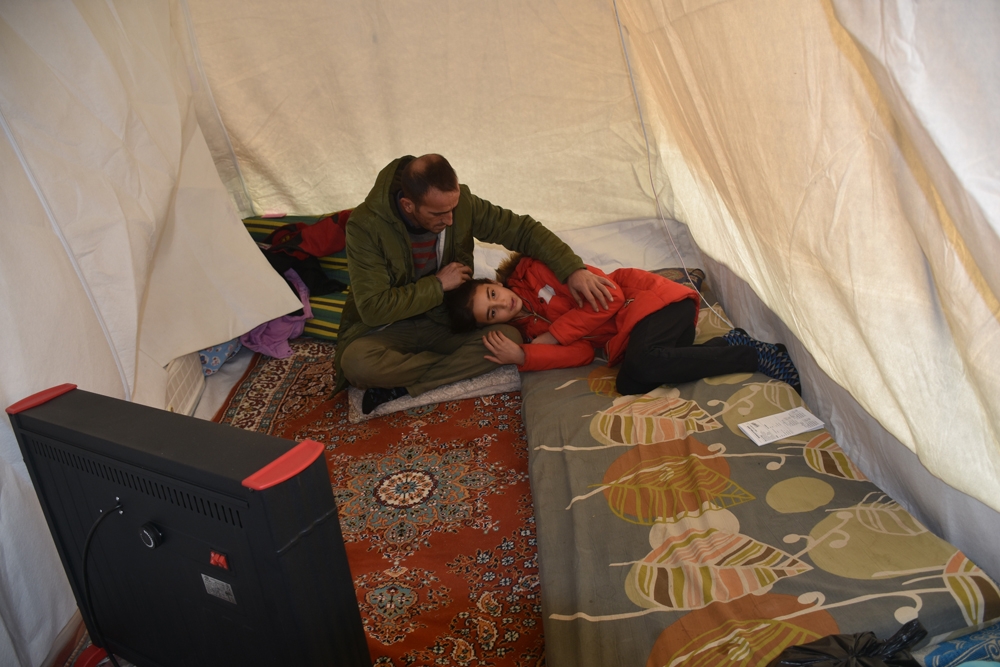 Depremzedeler geceyi çadırda geçiriyor