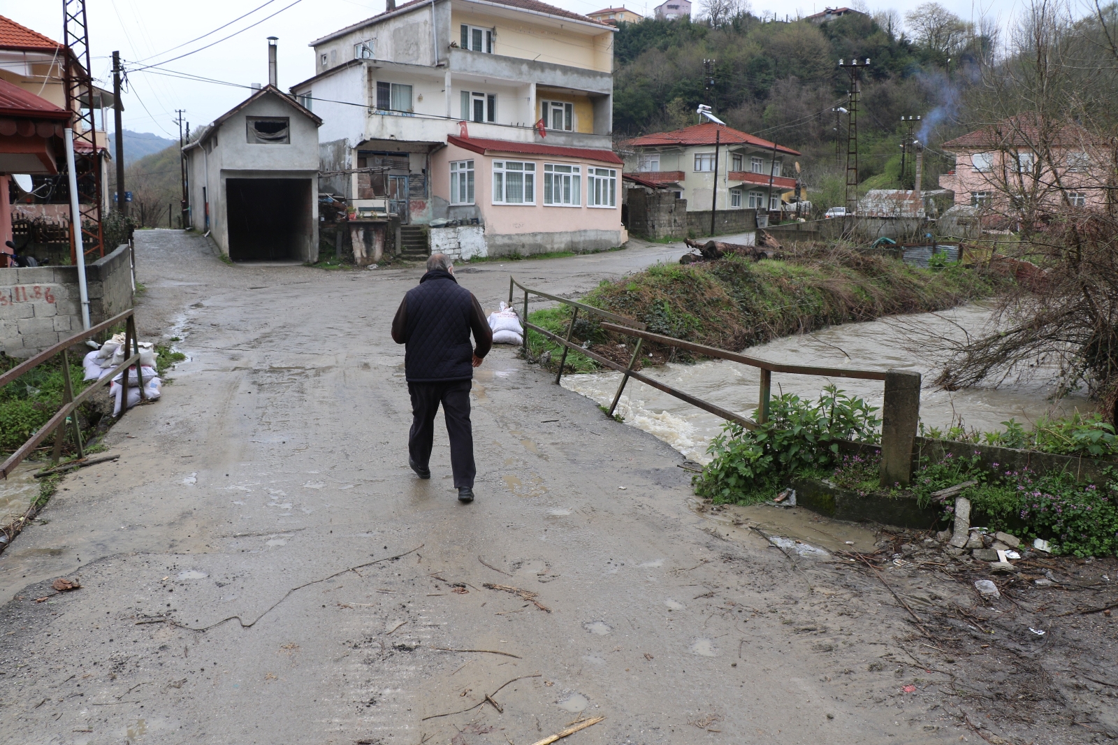 Derenin debisi yükseldi, vatandaşlar sel tehlikesi yaşadı