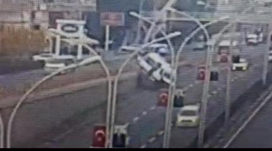 Diyarbakır’da 7 kişinin yaralandığı minibüs kazası güvenlik kameralarına yansıdı