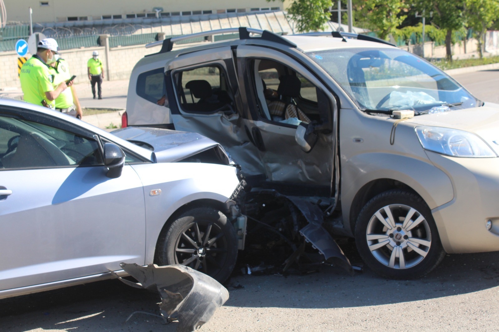 Elazığ’da iki araç çarpıştı: 8 yaralı, çocukları araçtan milletvekili Erol çıkardı