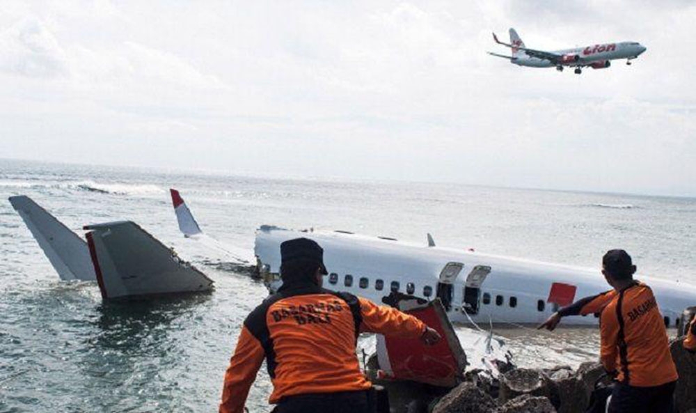 Endonezya’da radardan çıkan yolcu uçağı düştü