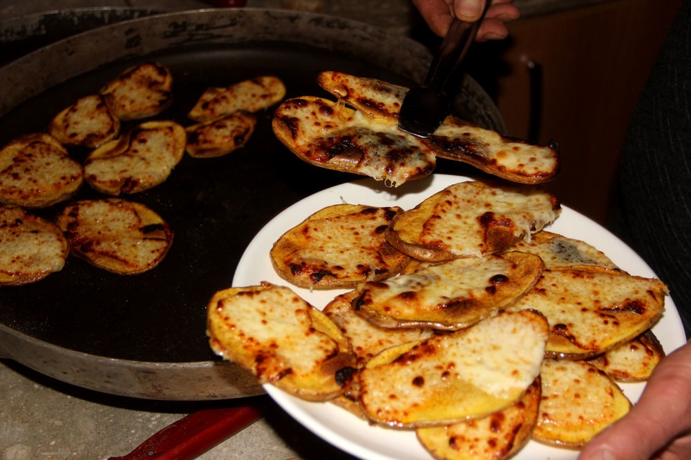 Erzincanda Soğuk Kış Akşamlarının Lezzeti: Kaşarlı Patates