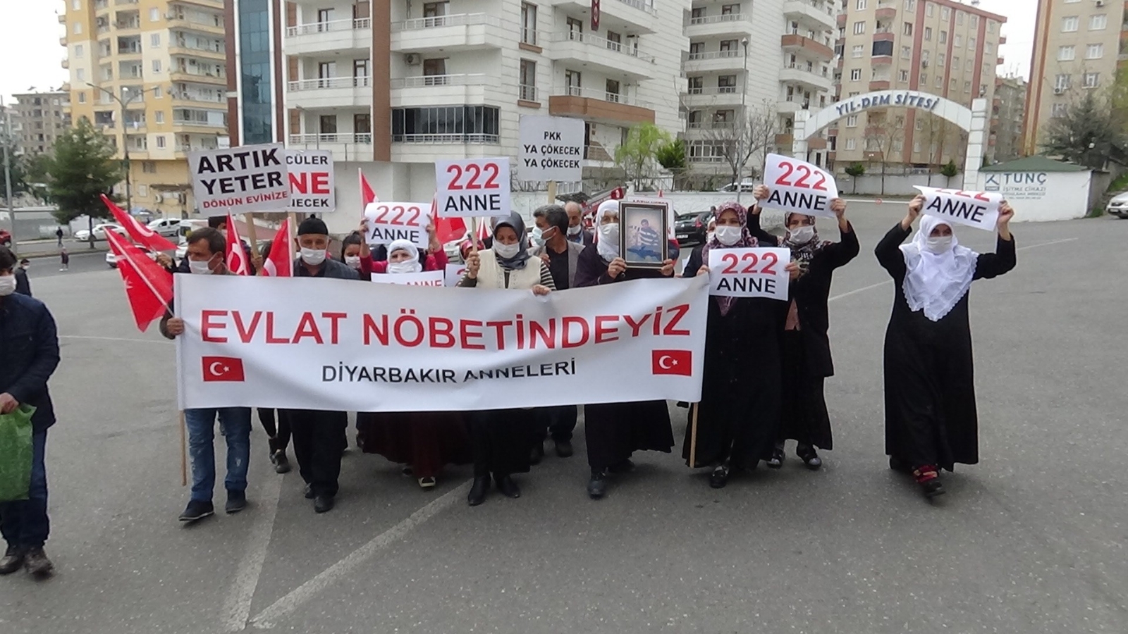 Evladını terörün elinden kurtarmak isteyen bir aile daha HDP önündeki nöbete katıldı