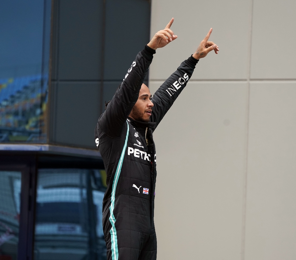 F1 Efsane pilotu Lewis Hamilton korona virüse yakalandı