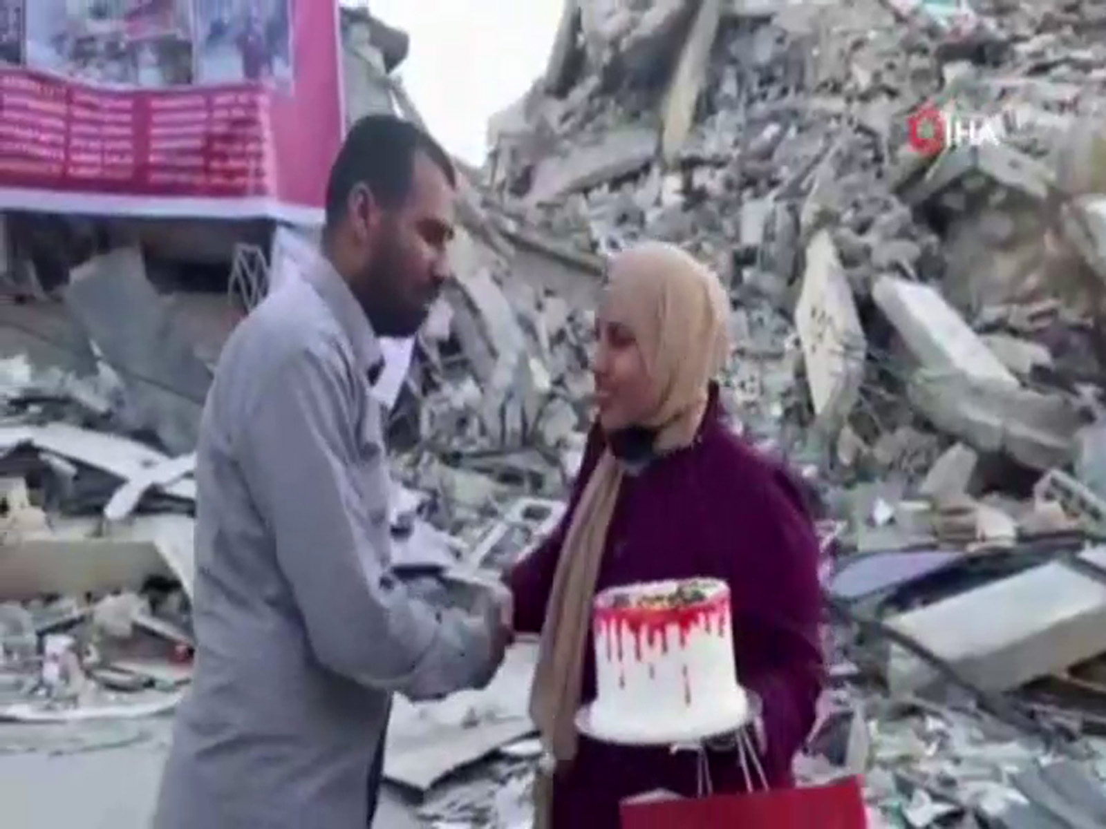 Filistinli kız, İsrail saldırılarının enkazını temizleyen babasının doğum gününü enkaz üzerinde kutladı