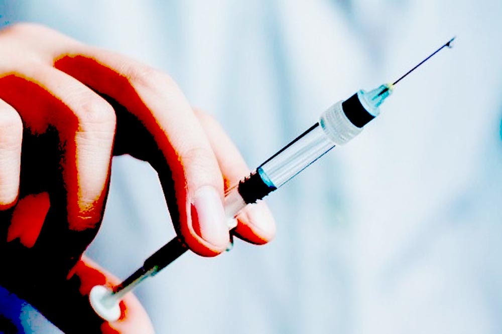 Fransa, AstraZeneca aşısının 65 yaş altı için kullanımına onay verdi