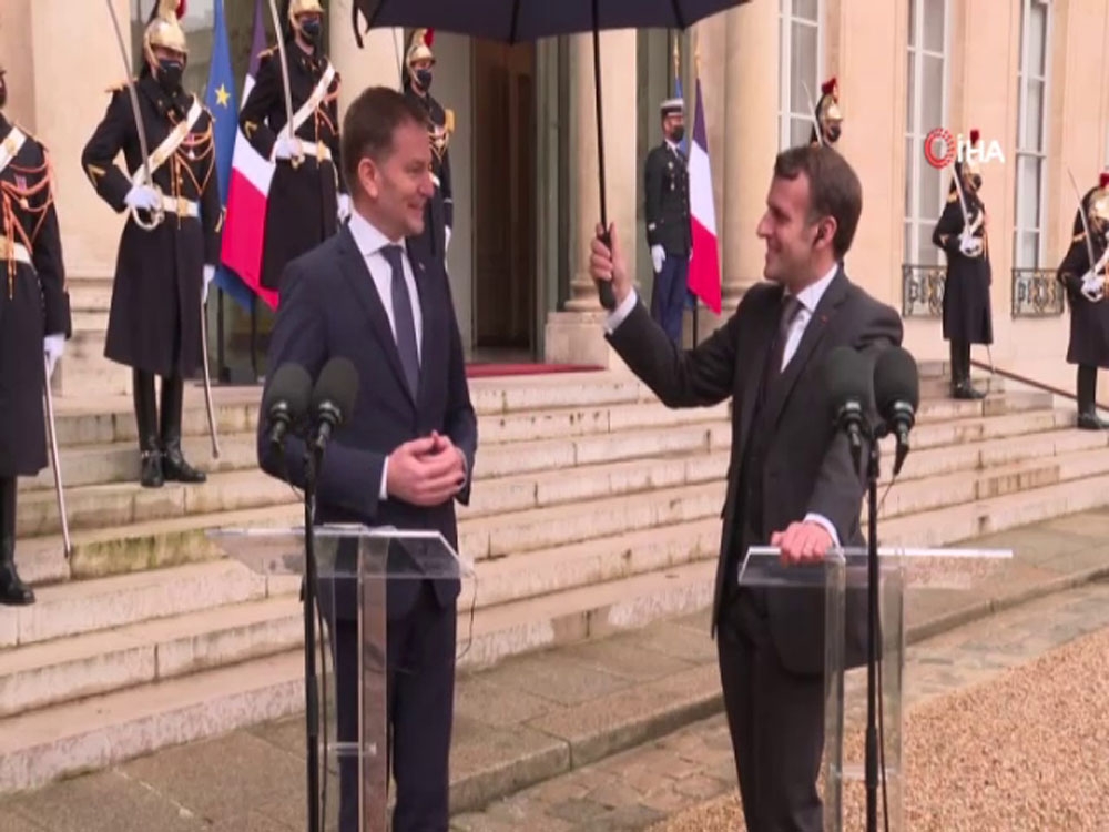 Fransa Cumhurbaşkanı Macron’dan, Slovakya Başbakanı’na şemsiye jesti
