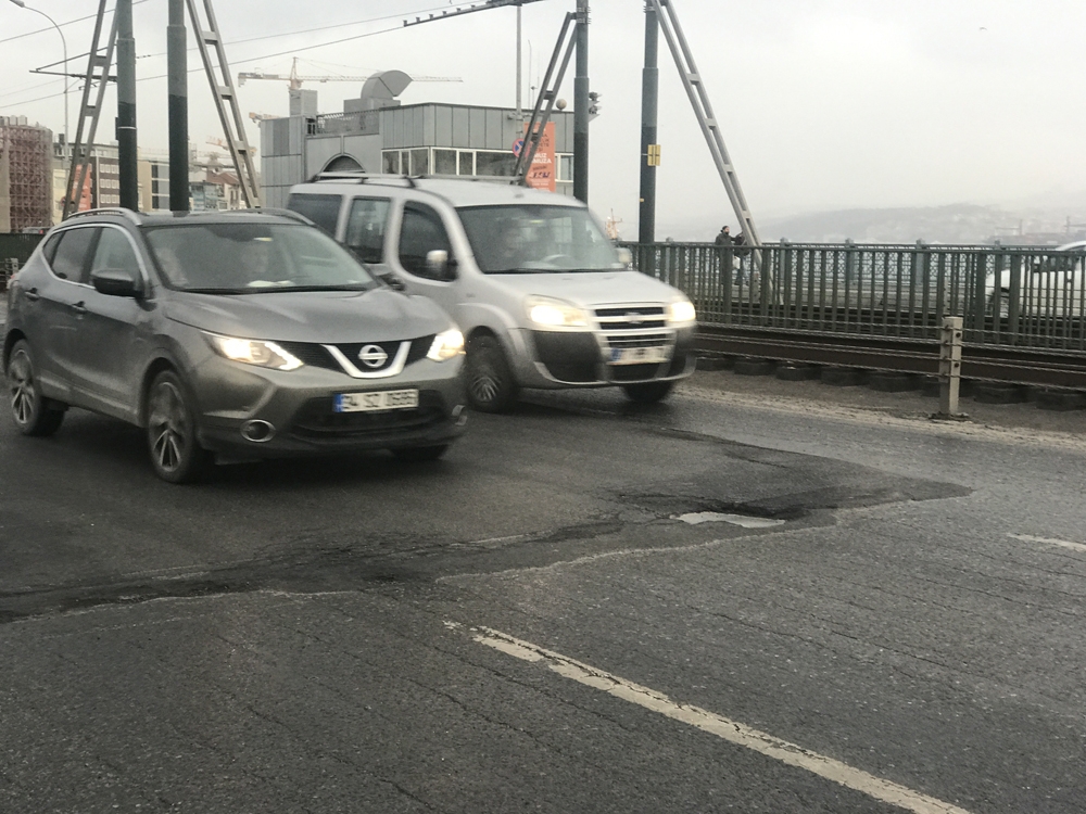 Galata Köprüsündeki Çukurlar Sürücülere Zor Anlar Yaşattı
