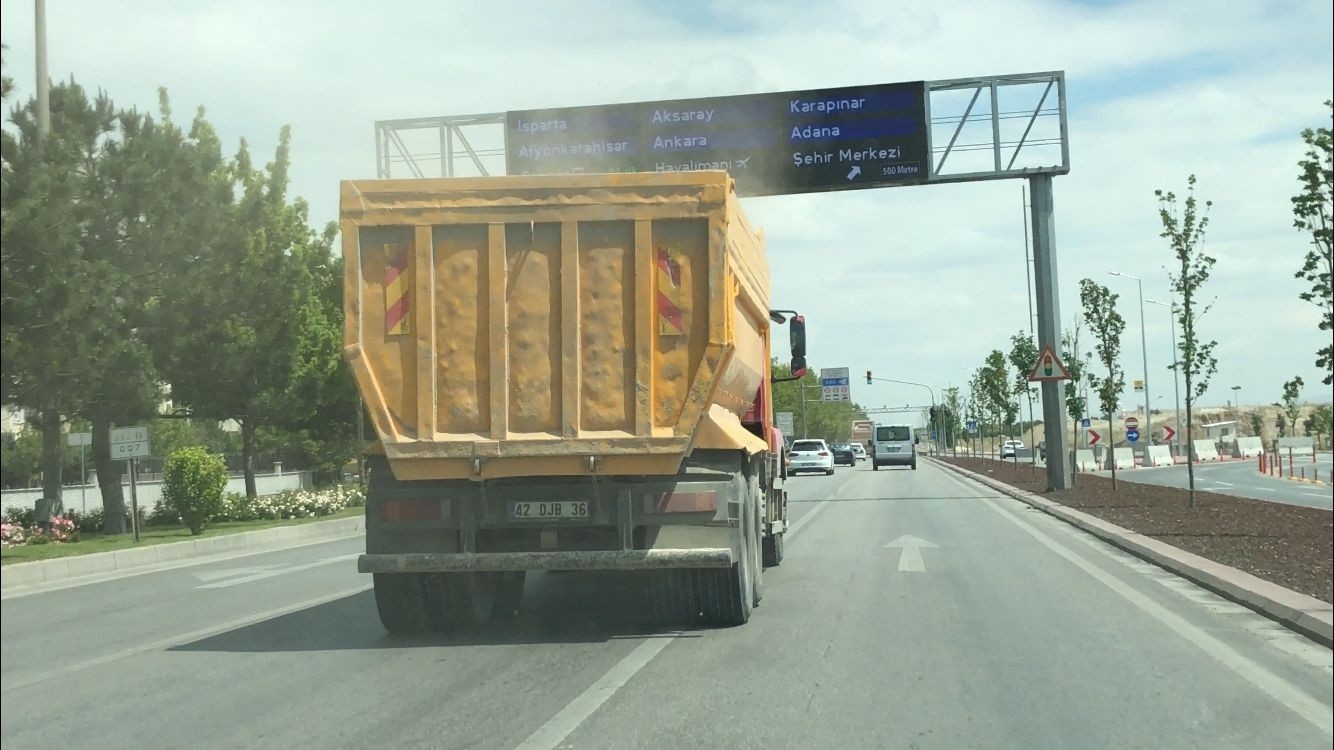 Hafriyat kamyonu sürücülere zor anlar yaşattı