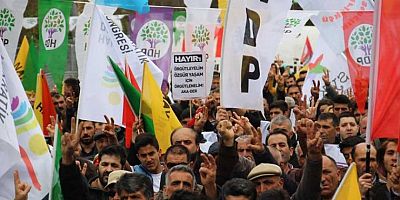 HDP'nin Hakkari mitinginde skandal anlar! Bebek katili Öcalan'a özgürlük vaadi...