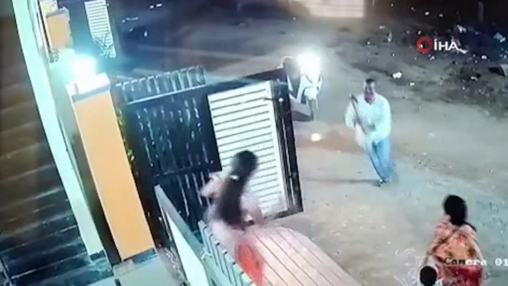Hindistan’da baltalı saldırgan sokak ortasında kadına saldırdı