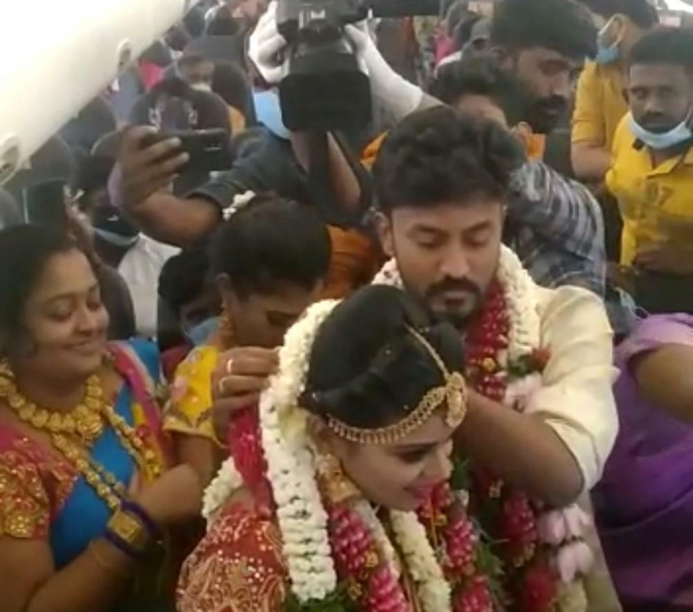 Hindistan’da bir çift Covid-19 kısıtlamalarından kaçmak için uçakta düğün yaptı