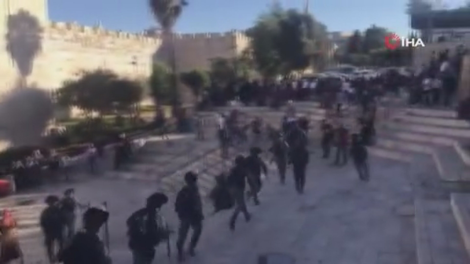 İsrail güçlerinden, Şam Kapısı’nda aşırı sağcı Yahudileri protesto eden Filistinlilere müdahale