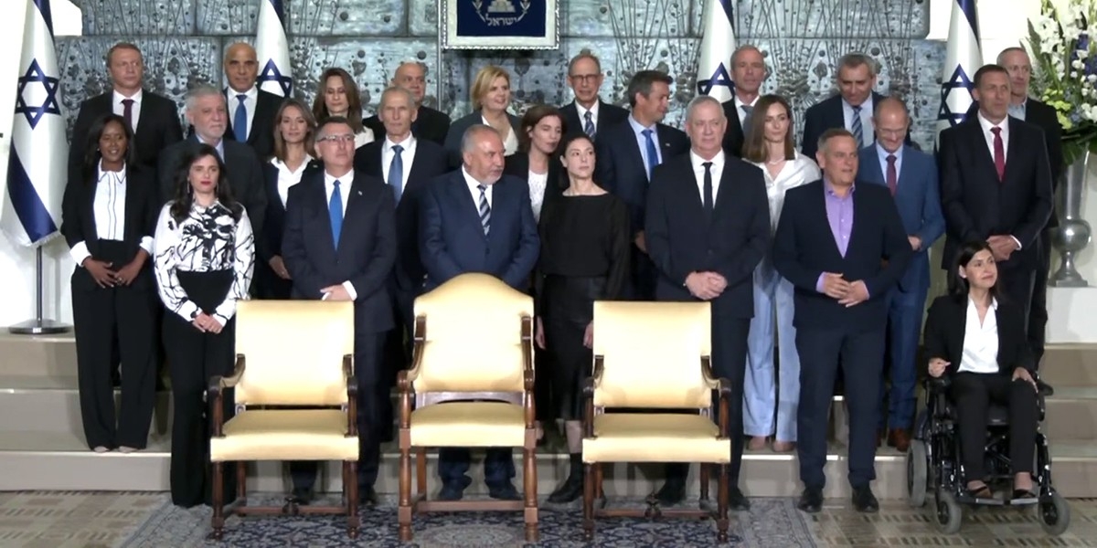 İsrail’de yeni hükümet aile fotoğrafı çektirdi