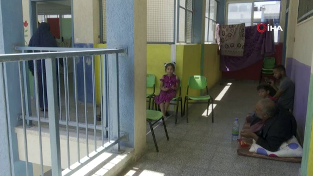 İsrail’in saldırılarıyla yerinden ettiği Filistinli aileler Gazze’nin yeniden imarını bekliyor