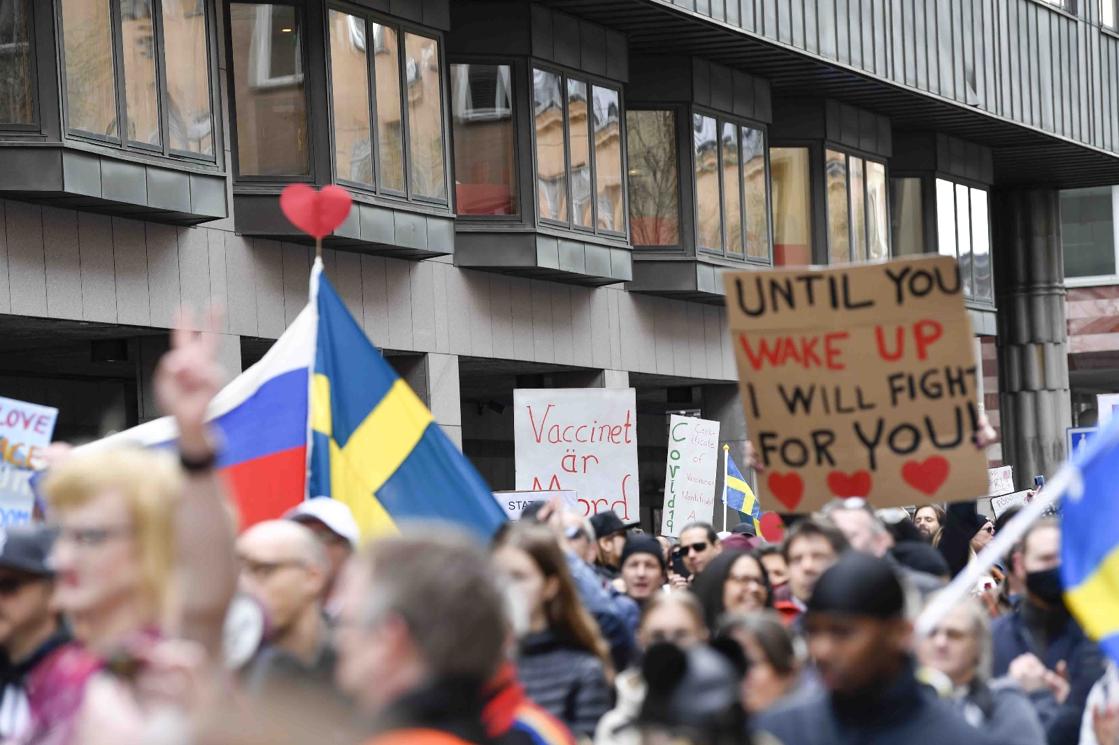 İsveç’te 1 Mayıs yürüyüşü Covid-19 protestosuna dönüştü
