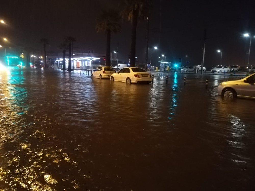 İzmir’i sel vurdu: Dereler taştı, araçlar sular altında kaldı