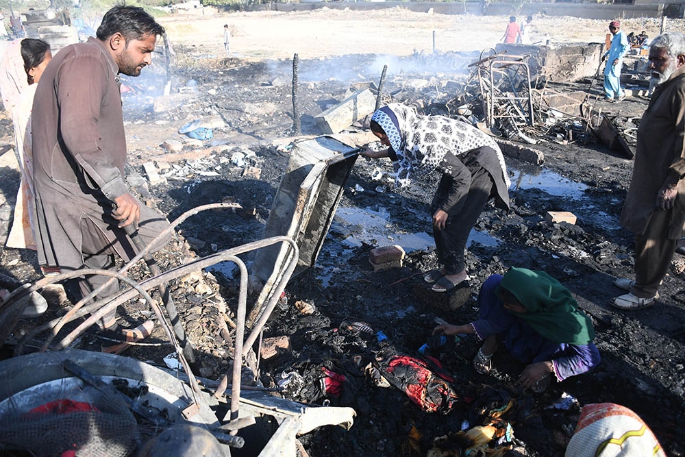 Karaçi’deki gecekondu mahallesinde yangın 50 gecekondu alev alev yandı