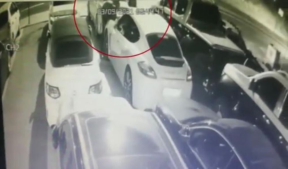 Kartal’da ’otomobilden far hırsızlığı’ kamerada