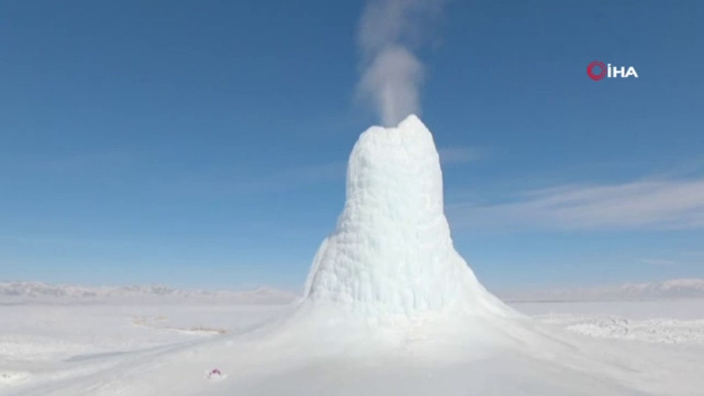 Kazakistan’daki volkan buzuluna büyük ilgi