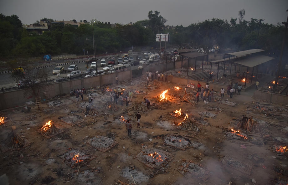 Koronadan ölenler toplu olarak boş arazilerde yakılmaya devam ediyor