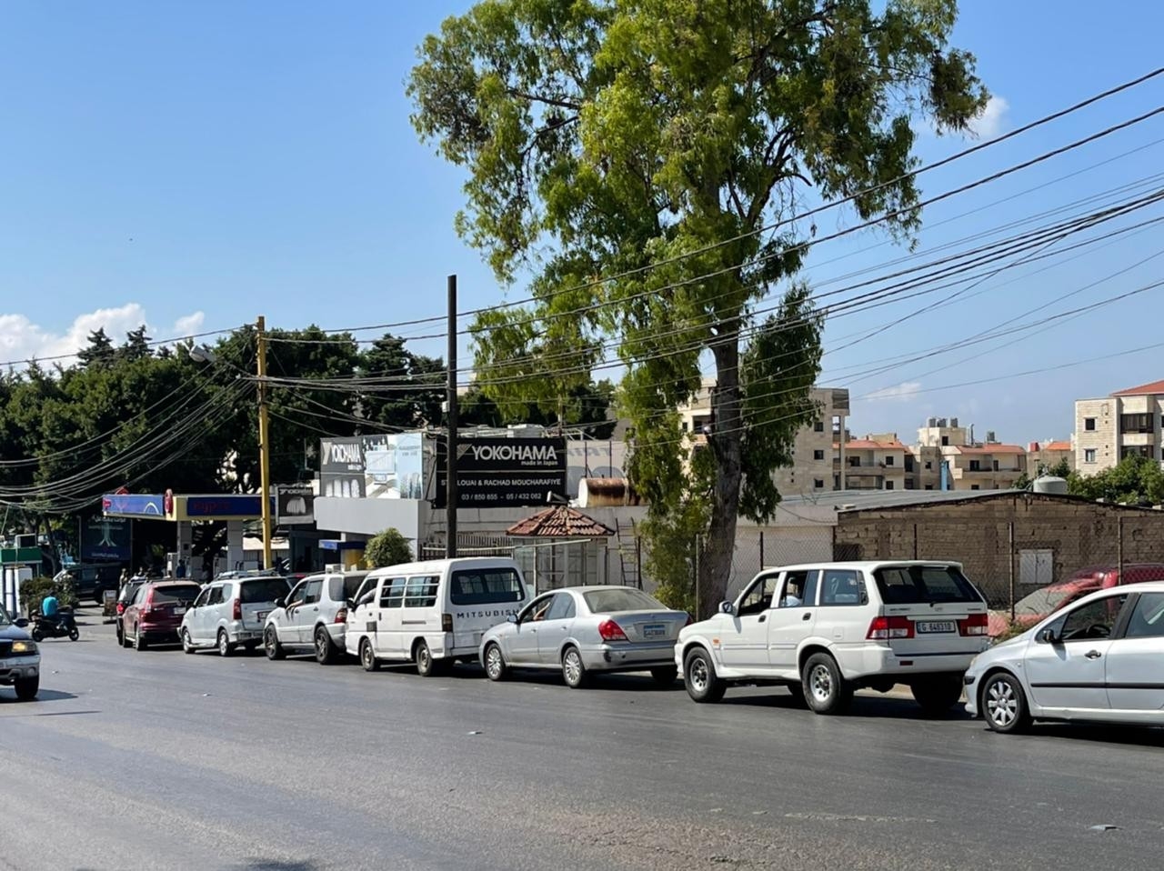 Lübnan’da benzin ithal edilemedi, benzin istasyonlarında uzun kuyruklar oluştu