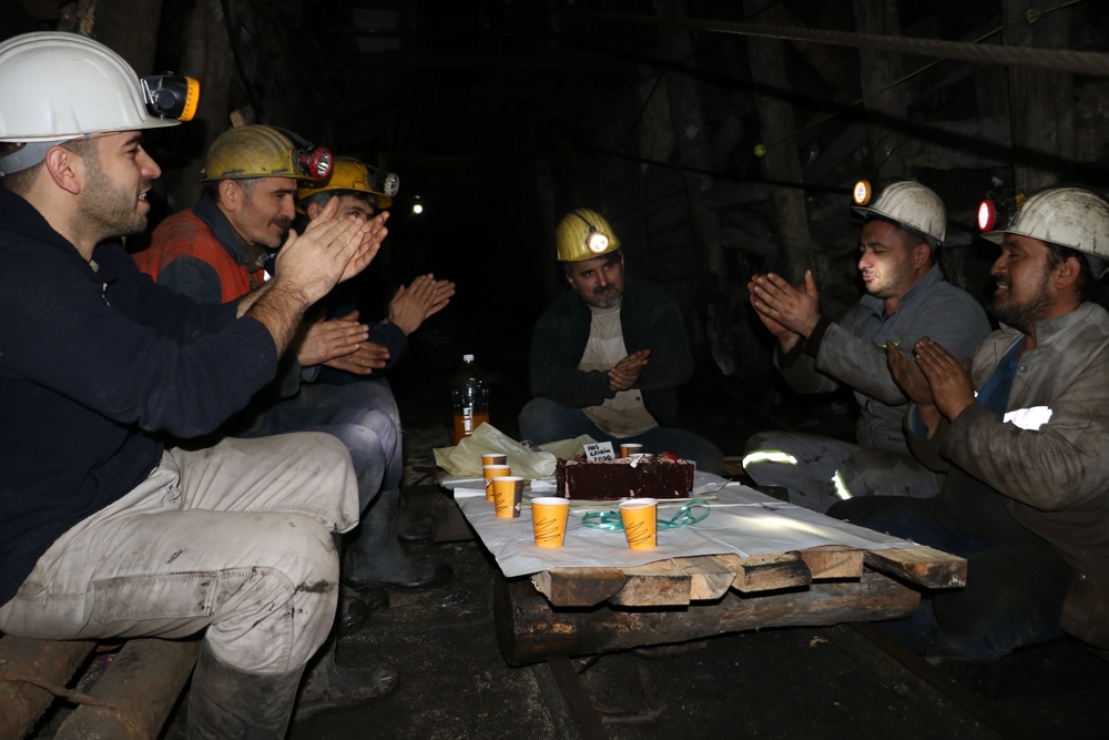 Madenciler Yerin 300 Metre Altında Yeni Yılı Kutladı