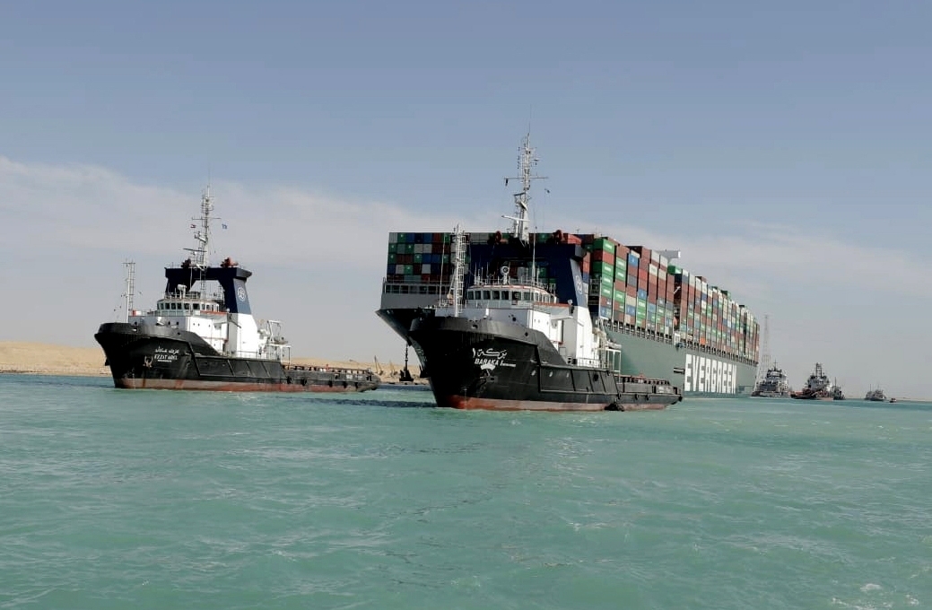 Mısır: “Bekleyen tüm gemiler Süveyş Kanalı’ndan geçti”