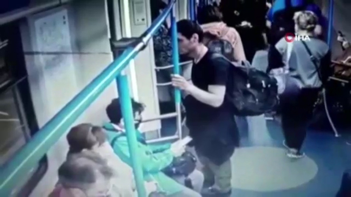 Moskova metrosunda saniyeler içinde telefon hırsızlığı