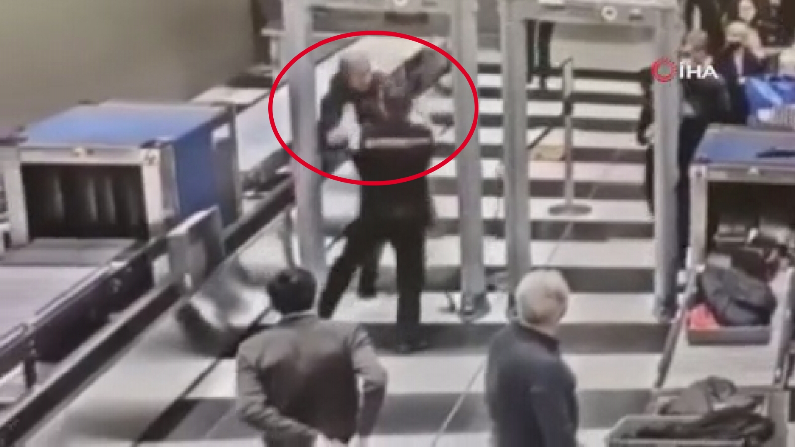 Moskova’da havalimanına maskesiz giren yolcu, güvenlik görevlisine saldırdı