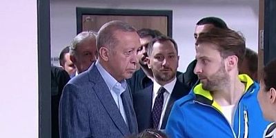 Oy verme işlemi sırasında Cumhurbaşkanı Erdoğan'ı fark etmeyen seçmenin şaşkınlığı
