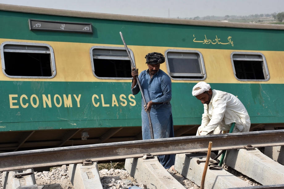 Pakistan’da iki yolcu treni çarpıştı: 30 ölü, 50 yaralı