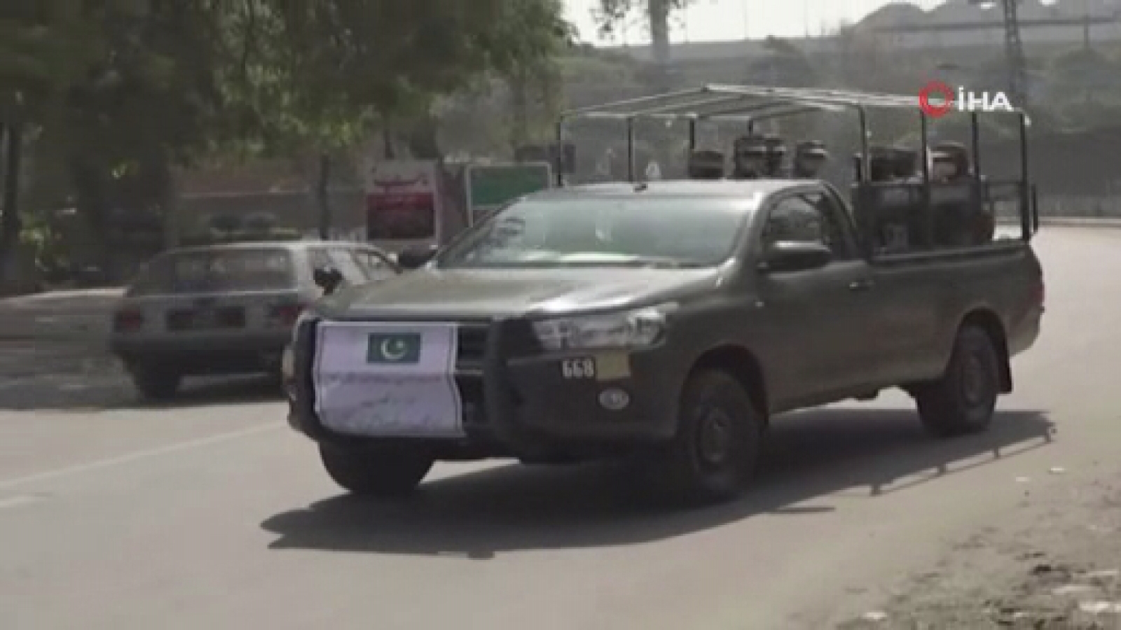 Pakistan’da ordu kısıtlama denetimi için sokağa indi