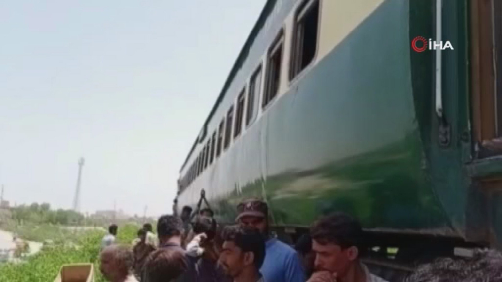 Pakistan’da yolcu treni raydan çıktı