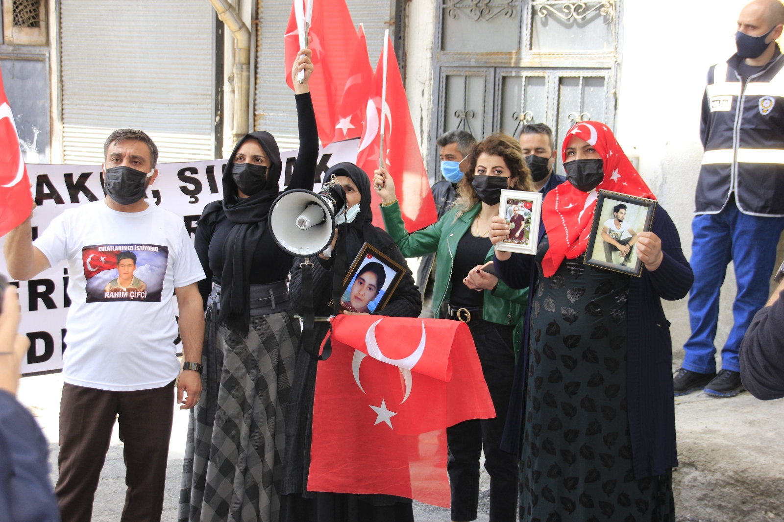 PKK, kardeşlerin birini kaçırdı diğerini şehit etti