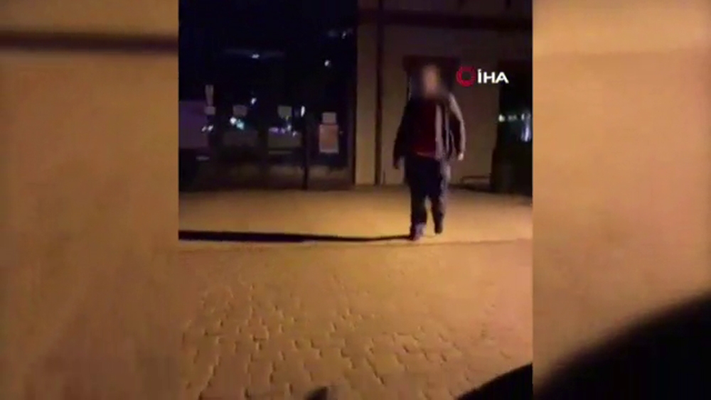 Polonya’da polis üzerine kırık cam şişeyle yürüyen saldırgana ateş etti