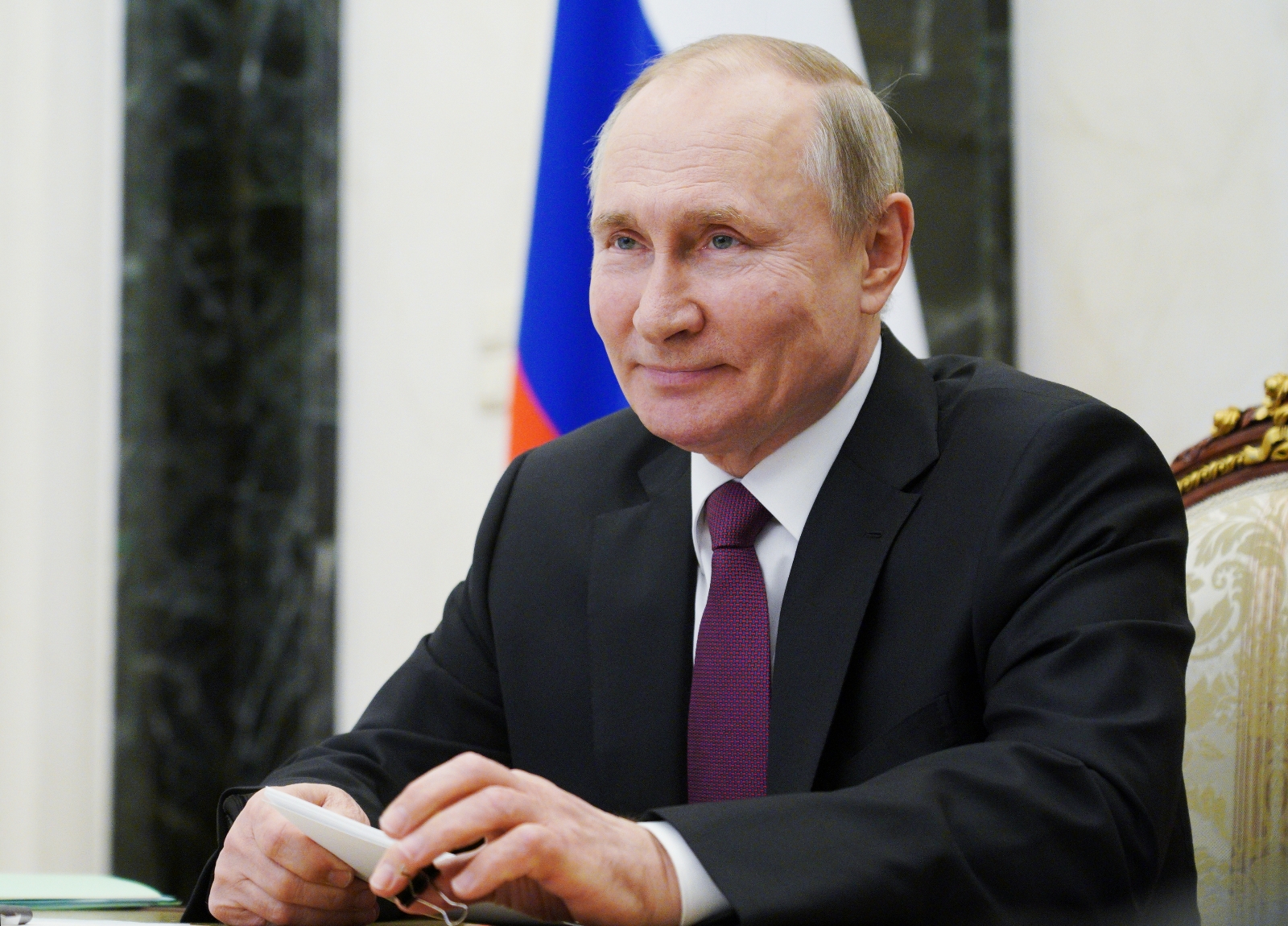 Putin, yeniden Devlet Başkanı adayı olabilmesinin önünü açan yasayı onayladı